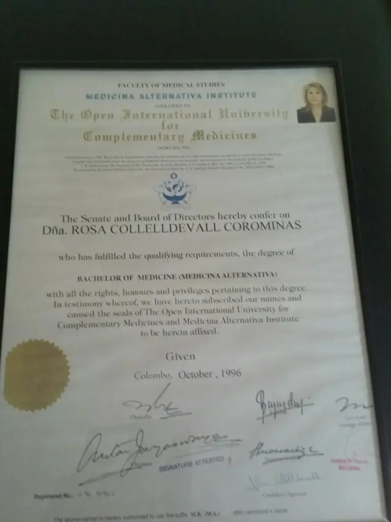 Formación y especialidades Diploma en medicina alternativa de Rosa Collelldevall, expedido en Colombo en 1996.